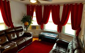 Cozy Well- Appointed Apartment On Mas & Ri Line